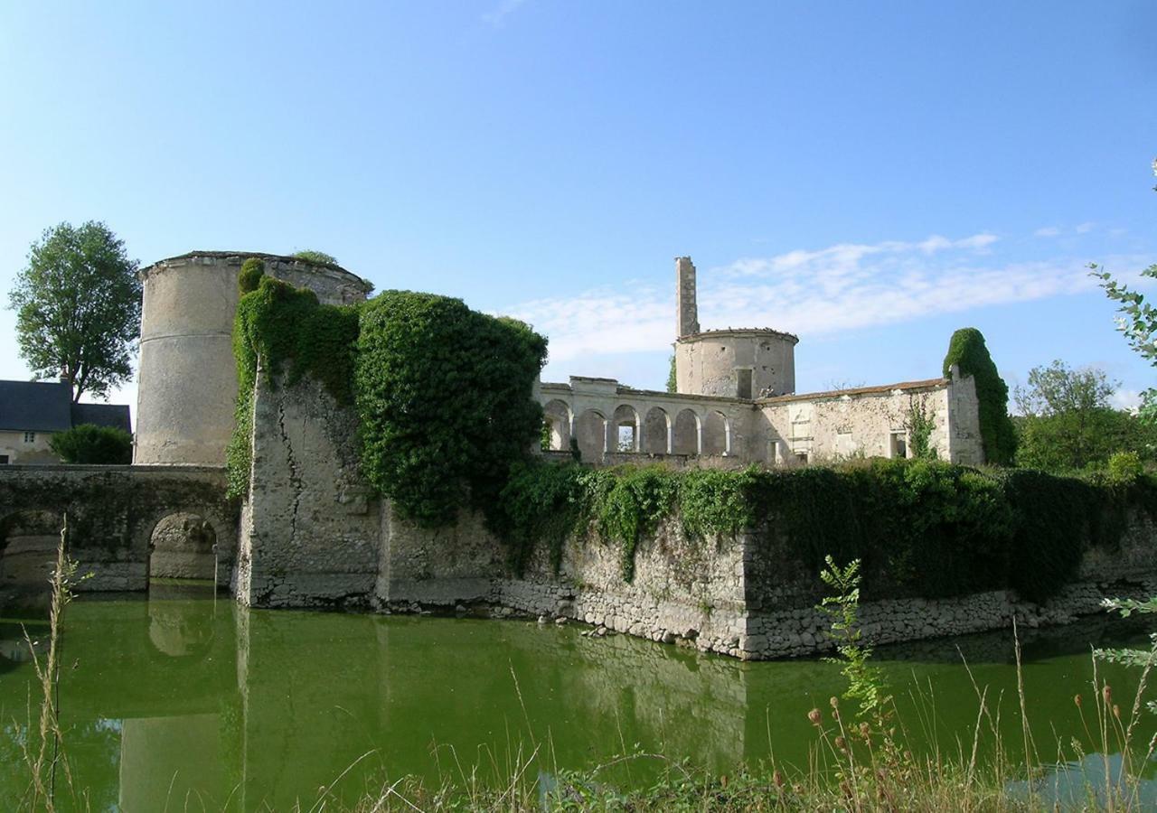 Le Vieux Chateau De Hommes 外观 照片